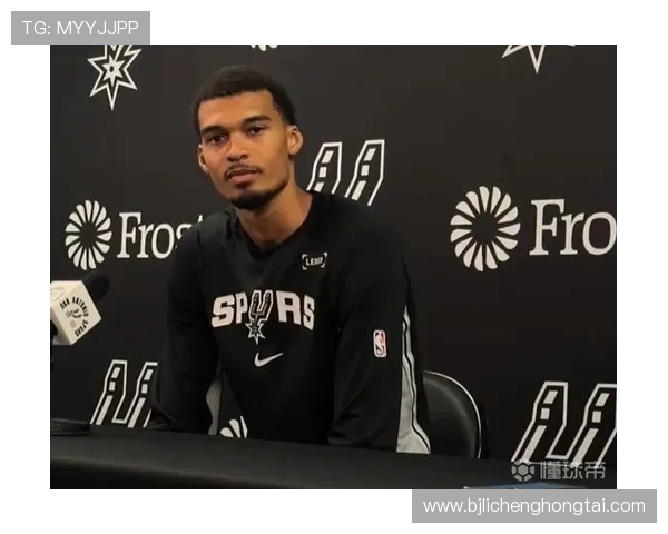 文班亚马谈球队丢掉26分后逆转关键在哈珀激活团队重新找回节奏